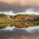 Husene sett fra tjernet, sommer. Foto: Tord Knapstad