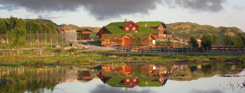 Husene sett fra tjernet, sommer. Foto: Tord Knapstad