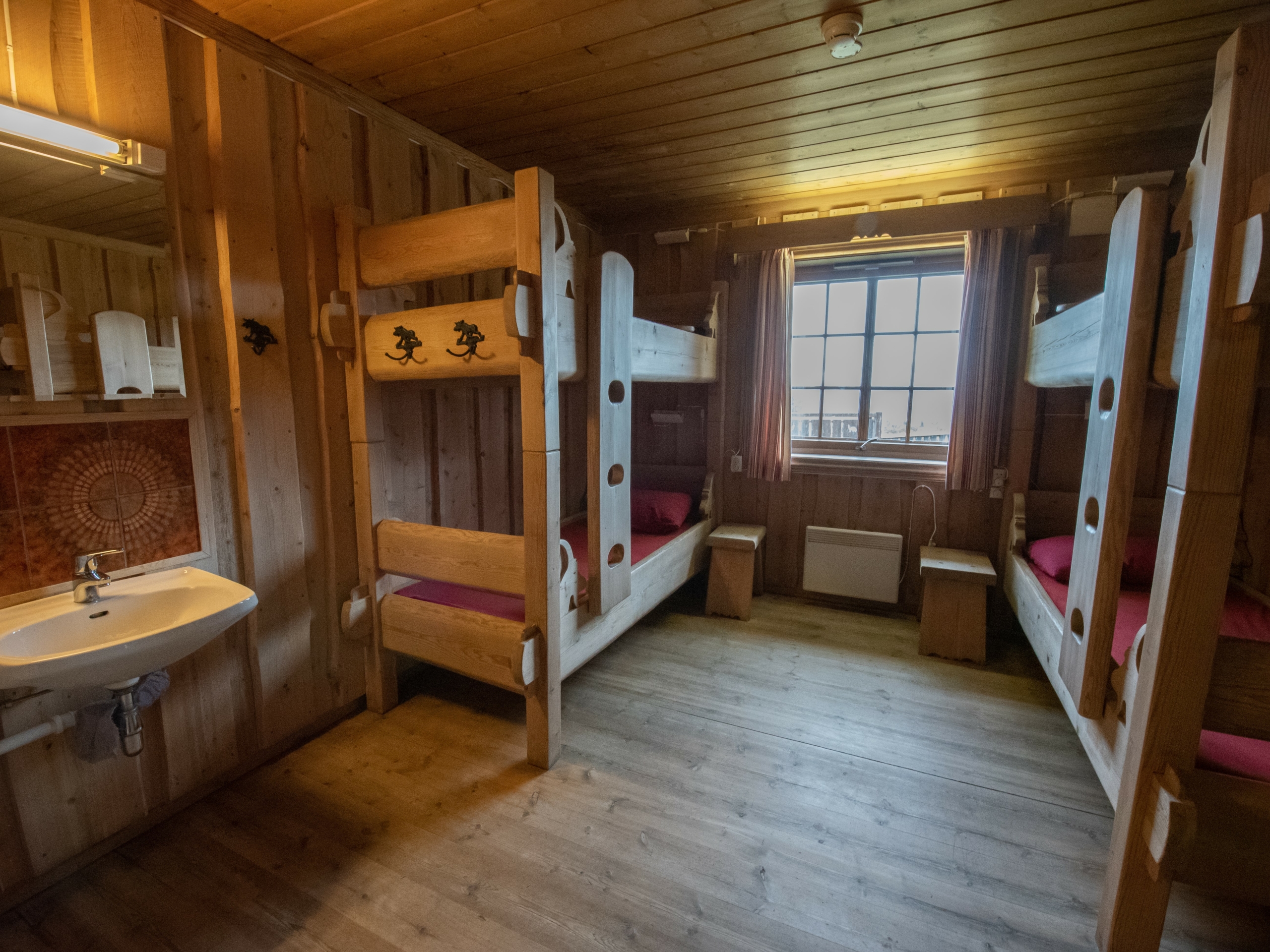 Rom med 4 senger og vask